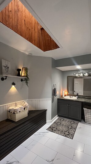 Shower, hair dryer, towels, soap - Luxury Stays at HoneyComb Home-Wine Country- Sleeps 10 w/ Game Room!  (Lawton)