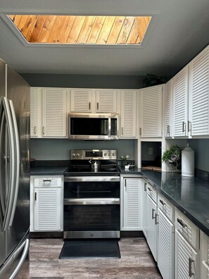 Réfrigérateur, micro-ondes, four, plaque de cuisson