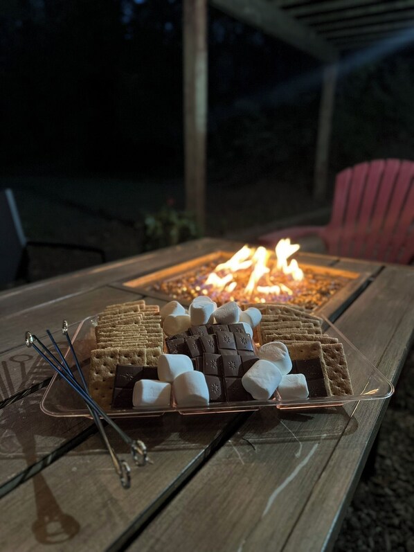 Food and drink - Luxury Stays at HoneyComb Home-Wine Country- Sleeps 10 w/ Game Room!  (Lawton)