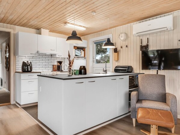 Køleskab, mikrobølgeovn, opvaskemaskine, højstol