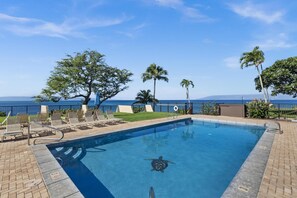 Outdoor pool - Oceanfront, updated, clean, modern. Great reviews! (Lahaina)