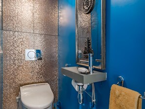 Secador de cabelo, toalhas de banho