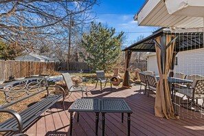 Outdoor dining - Sanctuary in the City Private Hot Tub Pets Welcome (Denver)