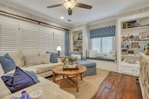 TV - The Grey Pearl - Swimming Pool, Premier Location! (St. Simons Island)