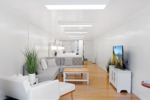 1 habitación, escritorio, wifi gratis y ropa de cama