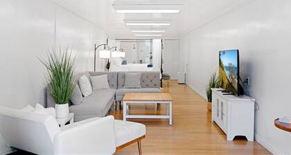 The Hidden Hideaway - Spacious Studio Summerland