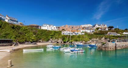 Modern Apartment, Sea Views, Private Parking