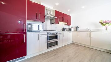 Jääkaappi, mikroaaltouuni, uuni, liesi