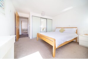 2 bedrooms, desk, iron/ironing board, WiFi