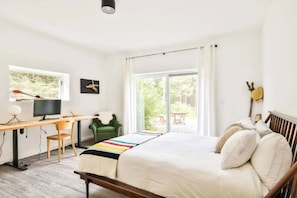 4 bedrooms, desk, iron/ironing board, travel crib