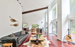 Fernseher, Kamin, Videospiele, Bücher