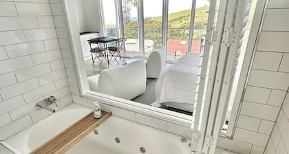 Boat Harbour Suite, beautiful ocean and country views. Excellent whale watching