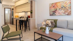 A modern apartment with a kitchen, dining area, and living room. - Pananos Sq House I (Heraklion)