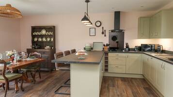 Frigorifero, lavastoviglie, bollitore elettrico, tostapane