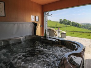 Cottage | Outdoor spa tub