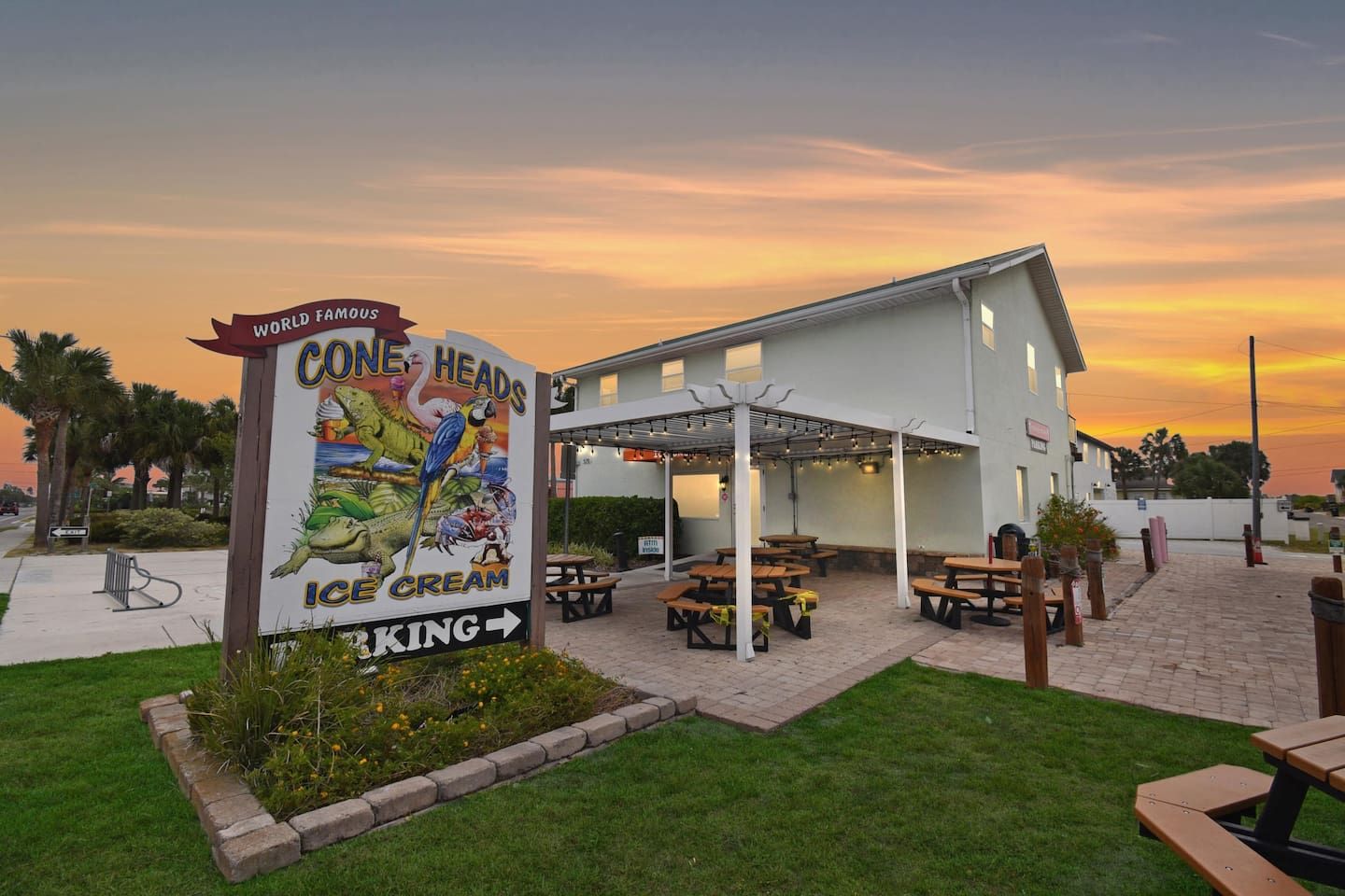 Ein Restaurant namens 'CONE HEADS ICE CREAM' mit Außenbereich und einer Terrassenfläche.
