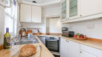 Dishwasher, electric kettle, toaster, cookware/dishes/utensils