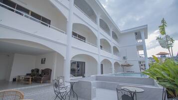 2 outdoor pools