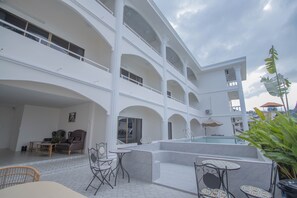 2 outdoor pools - The Va Phuket Patong (Patong)
