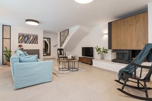 Een televisie en een open haard