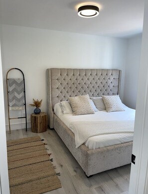 2 bedrooms, WiFi, bed sheets - family-friendly  (Willow Beach)