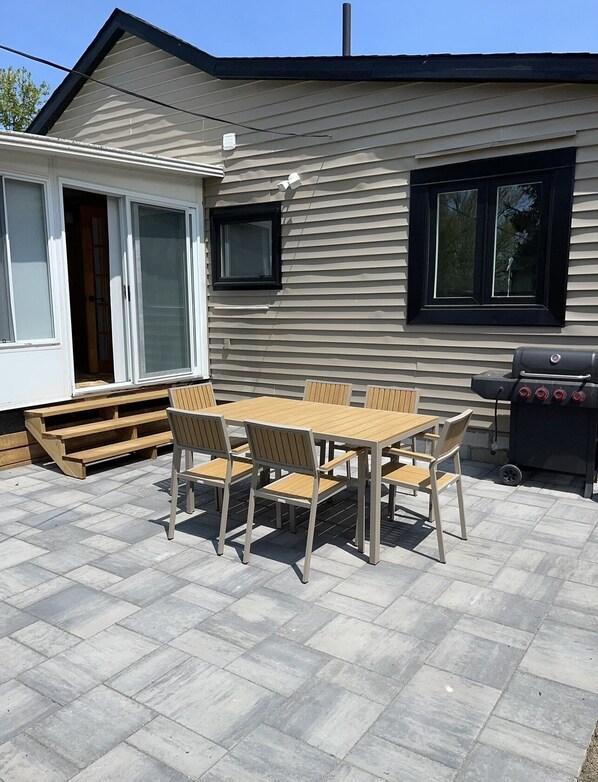 Outdoor dining - family-friendly  (Willow Beach)