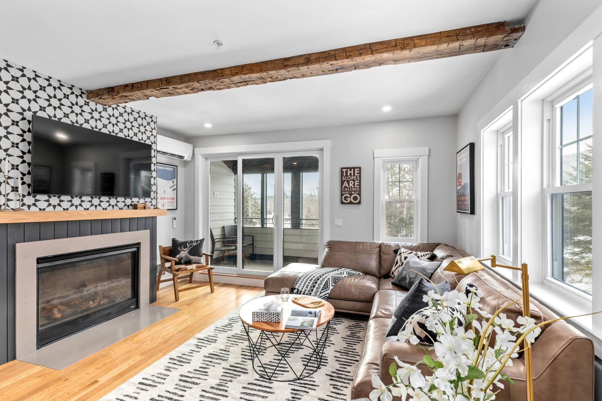 Bearfoot Lodge: Gorgeous, New, Stunning Views, Across from Beach, Walk to Town, Hike, Bike