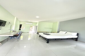 A hotel room with a bed, a desk, and a chair. - OYO 75467 Baan Siripornchai 2 (Sakon Nakhon)