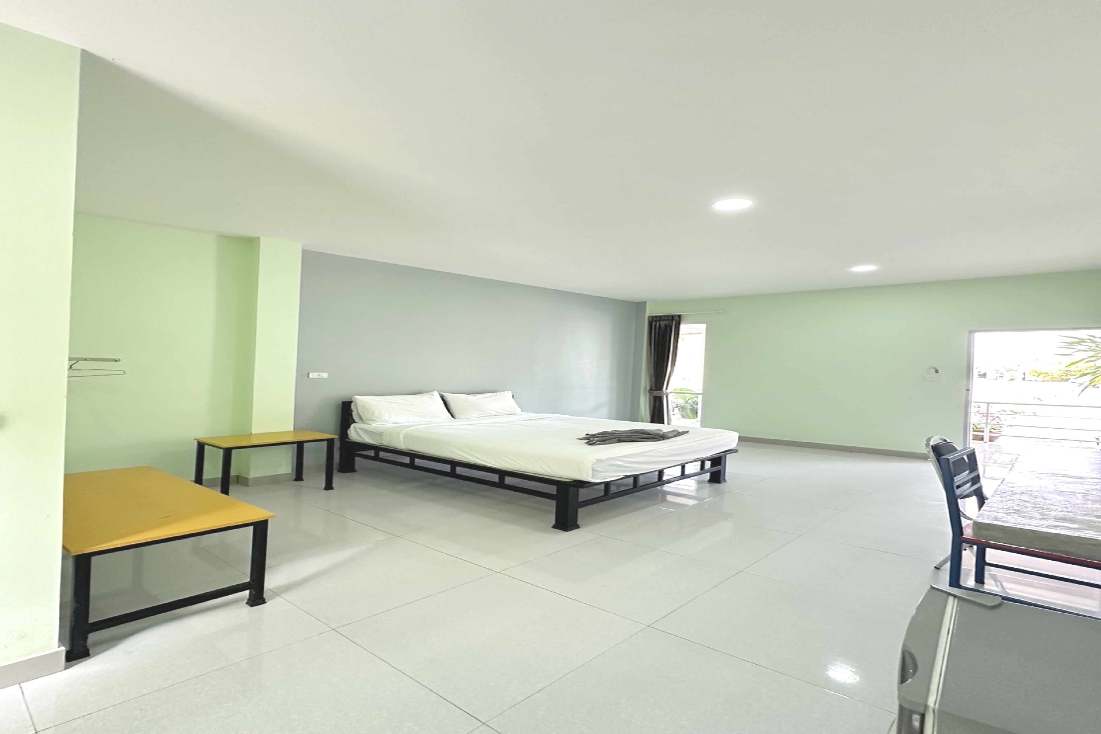 Una habitación con una cama, una mesa y una silla.