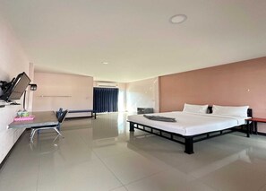 Escritorio, wifi gratis y ropa de cama