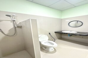 A bathroom with a shower, toilet, and sink. - OYO 75467 Baan Siripornchai 2 (Sakon Nakhon)