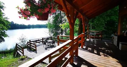 Domek uroczo położony we wsi Drynki, przy jeziorze Pozorty. Osada 4-ech domków