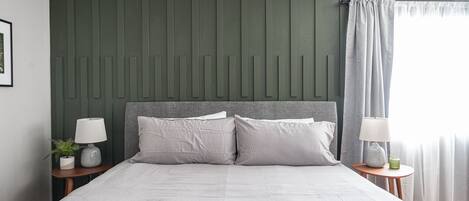 4 bedrooms, iron/ironing board, WiFi, bed sheets