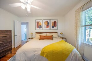 2 soverom, skrivebord, strykejern/-brett og wi-fi