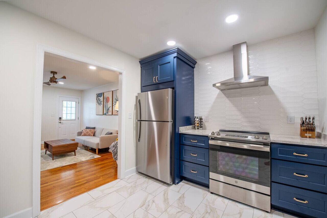 Kjøleskap, mikrobølgeovn, ovn og kokeplater