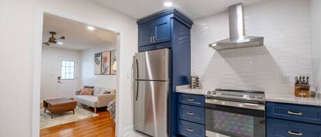 Køleskab, mikrobølgeovn, ovn, kogeplade