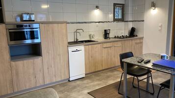 Réfrigérateur, micro-ondes, plaque de cuisson, lave-vaisselle