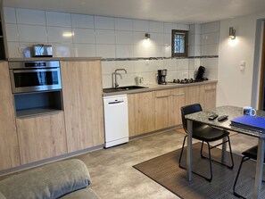 Kühlschrank, Mikrowelle, Herdplatte, Geschirrspüler