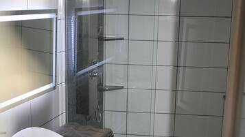 Een douche, een haardroger, handdoeken