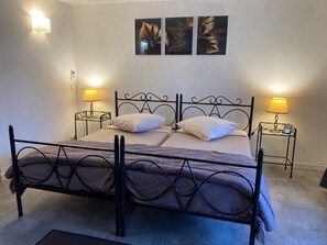 1 Schlafzimmer, Reisekinderbett, kostenloses WLAN, Bettwäsche
