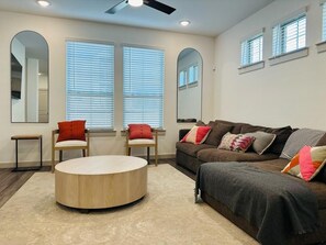 Living area - Modern home sleeps 8. Only 5 min from DFW! Modern home sleeps 8. (Flower Mound)