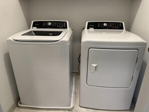 Interior - Modern home sleeps 8. Only 5 min from DFW! Modern home sleeps 8. (Flower Mound)