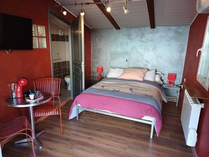 4 bedrooms, in-room safe, iron/ironing board, travel cot