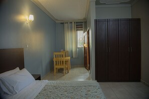 غرفة مزدوجة لرجال الأعمال | مكتب ومساحة عمل للكمبيوتر المحمول وواي فاي مجانًا