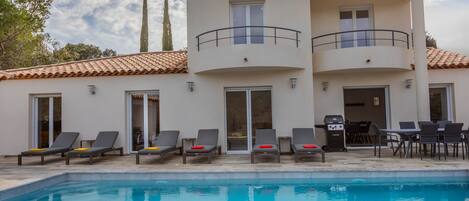 Een buitenzwembad en een verwarmd zwembad