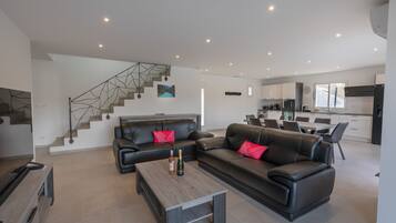 TV connectée, lecteur de DVD, table de tennis de table