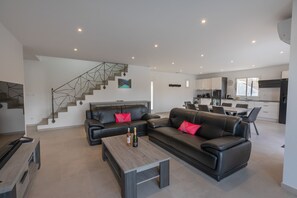 TV connectée, lecteur de DVD, table de tennis de table