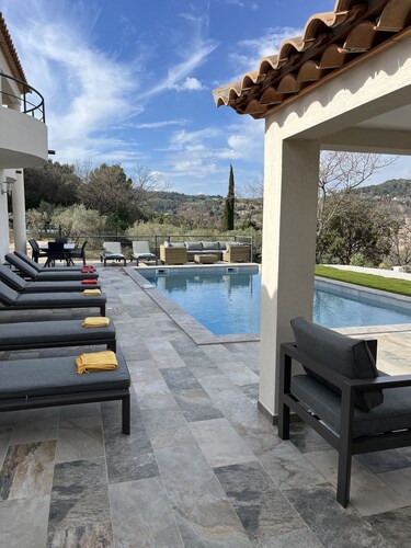 Villa 3* La Falaise à Cotignac 4 grandes suites piscine chauffée vue panoramique