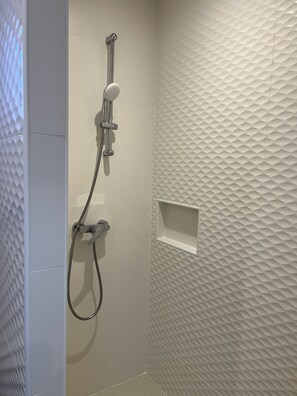 Douche, sèche-cheveux, serviettes fournies, savon