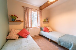 2 bedrooms, desk, WiFi, bed sheets